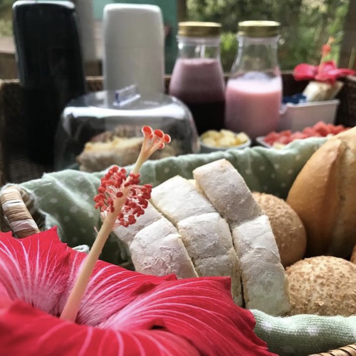 Café da manhã completo servido na Villa Arágua